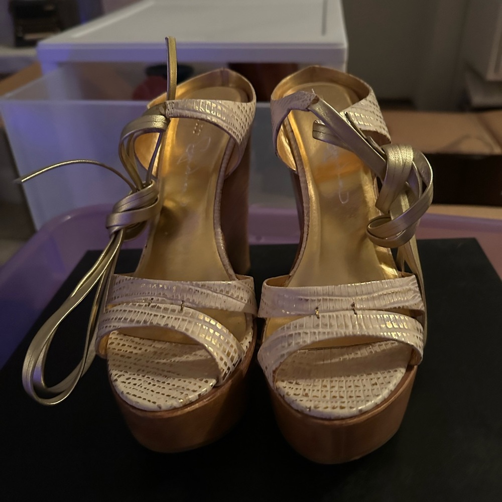 NWB Report Wedge Heels